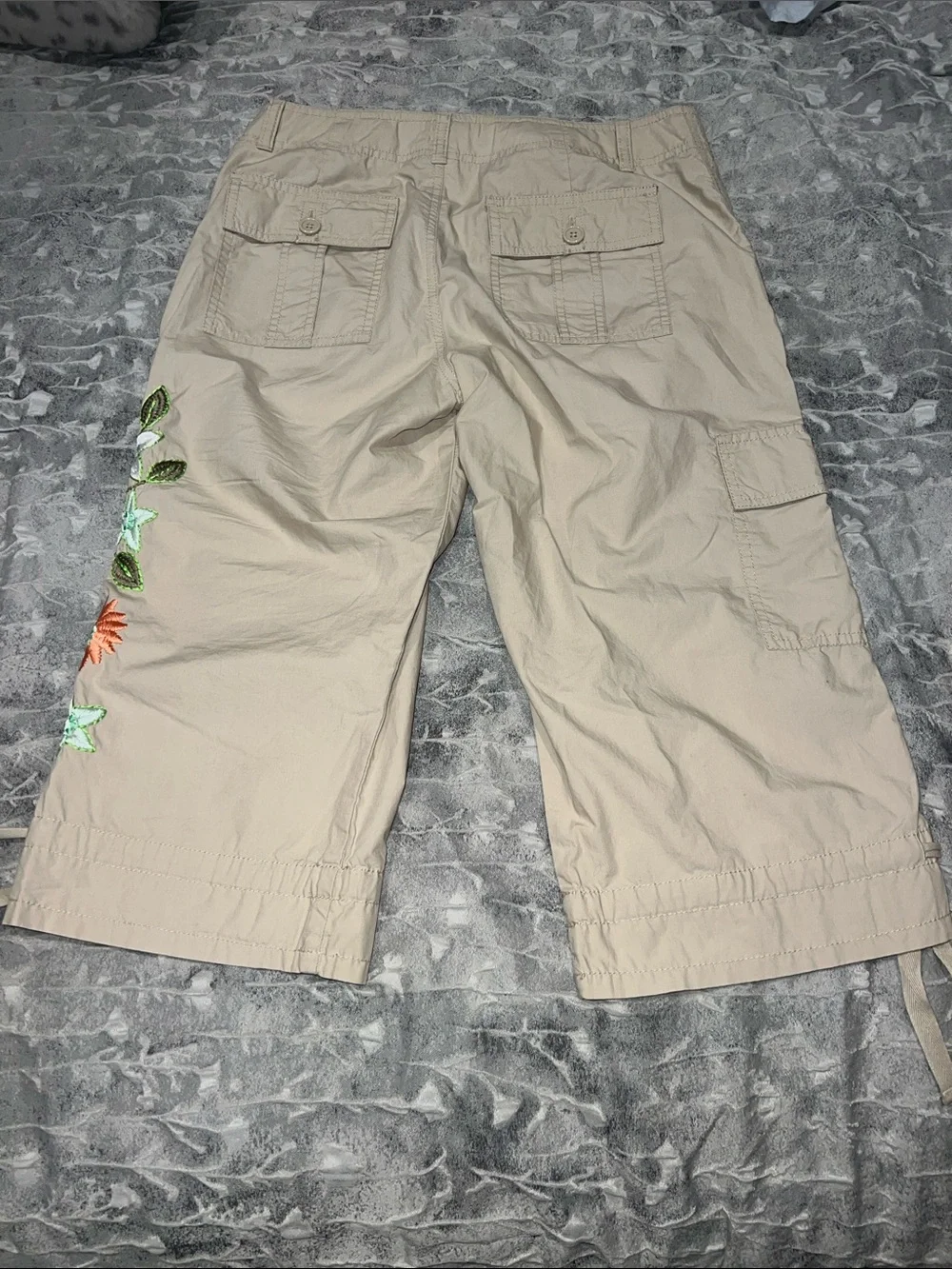 GAP Beige Cargo Capris with Coral and Mint Floral Embroidery, size 6